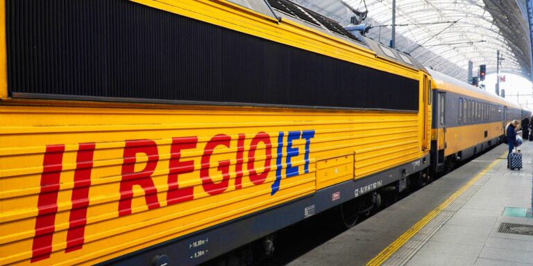 Czeski branżowy serwis Z dopravy opublikował w czwartkowy wieczór komunikat przewoźnika kolejowego RegioJet, w którym zawarta została informacja o planowanym przez to przedsiębiorstwo zażaleniu do Komisji Europejskiej w kwestii "niezgodnej z prawem oraz naruszającej zasady sprawiedliwej konkurencji aktywności PKP Intercity". Zażalenie na PKP Intercity w Komisji Europejskiej. Czechom ciężko z koleją w Polsce. - INFBusiness