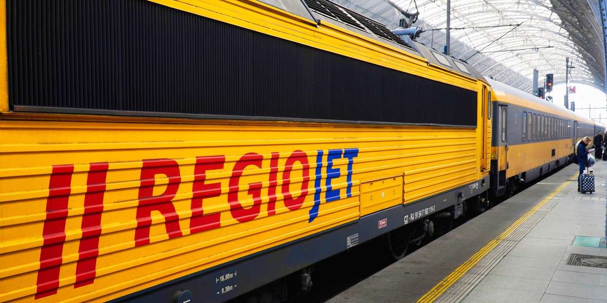 Czeski branżowy serwis Z dopravy opublikował w czwartkowy wieczór komunikat przewoźnika kolejowego RegioJet, w którym zawarta została informacja o planowanym przez to przedsiębiorstwo zażaleniu do Komisji Europejskiej w kwestii "niezgodnej z prawem oraz naruszającej zasady sprawiedliwej konkurencji aktywności PKP Intercity". RegioJet po sukcesie w Czechach próbuje wejść na polski rynek