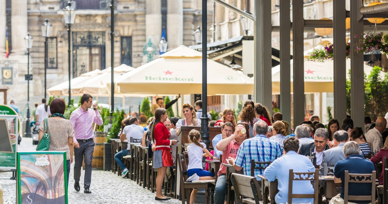 Szuka pracownika restauracji. Narzeka na młodsze pokolenie