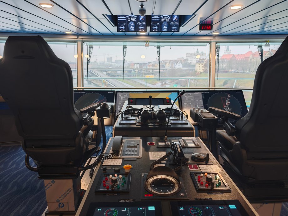 "Kokpit" do zarządzania statkiem. Po prawej fotel kapitana