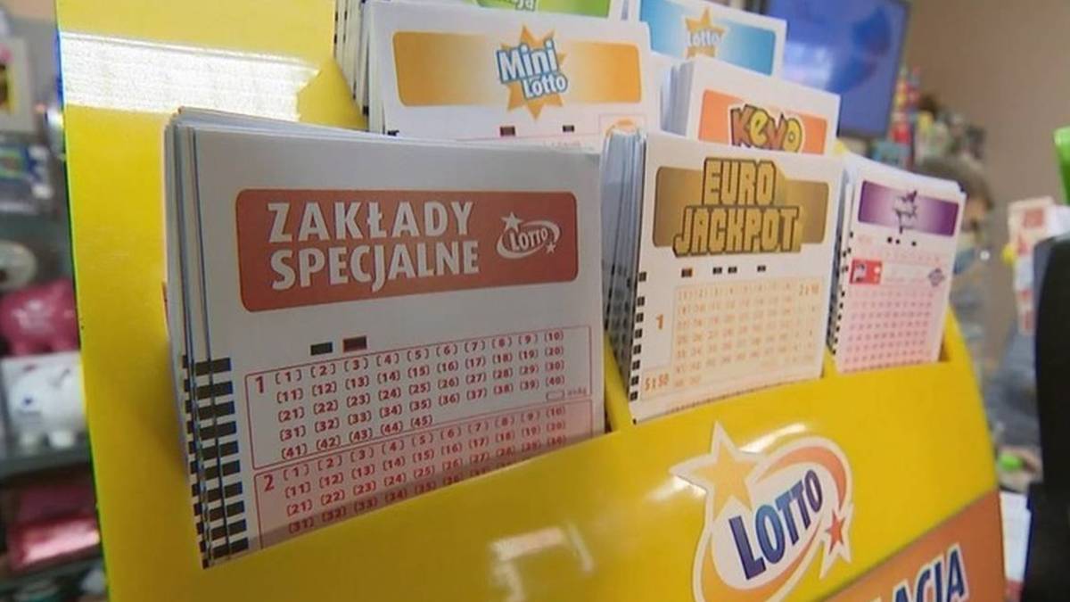 Ekspozytor z kuponami gier losowych Lotto, Mini Lotto i Euro Jackpot.