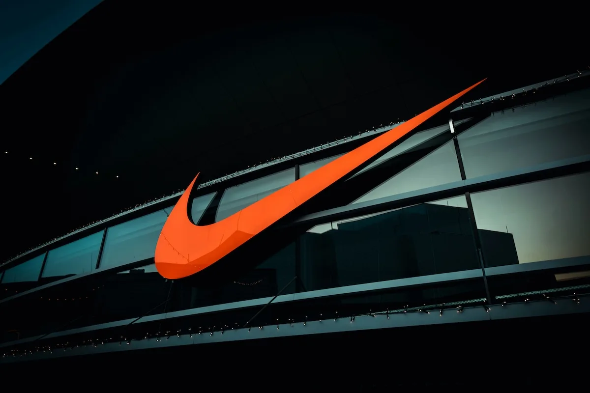 Nike nawiązuje partnerstwo ze Sportano. Na zdjęciu duże pomarańczowe logo Nike.