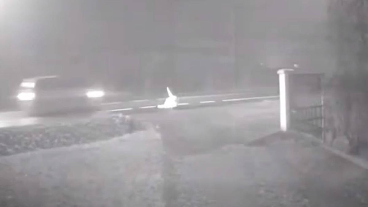 Nagranie z monitoringu nocą, na kt&oacute;rym widać potrąconą kobietę leżącą na drodze i odjeżdżający samoch&oacute;d.