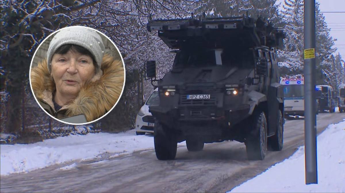 Zdjęcie przedstawia czarny pojazd opancerzony policji w ruchu na ośnieżonej drodze. W prawym g&oacute;rnym rogu znajduje się okrągły portret starszej kobiety.
