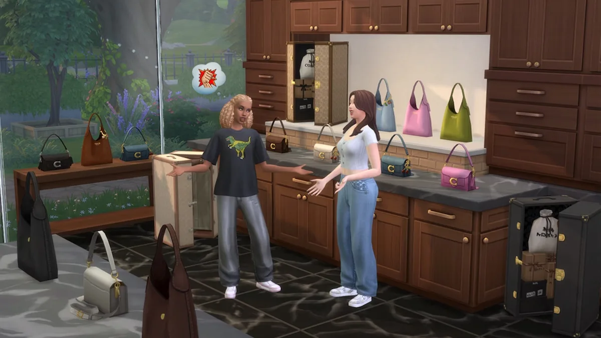 Zrzut ekranu z gry The Sims 4 przedstawiający dwie postacie w luksusowym butiku. Po lewej Simka w czarnym t-shircie z dinozaurem (ikona Coach Rexy) i szerokich spodniach rozmawia z drugą Simką ubraną w biały top i jeansy. W tle znajdują się eleganckie drewniane szafki oraz liczne torebki Coach, w tym modele typu "baguette" z charakterystycznym logo litery "C" w kolorach różowym, zielonym i błękitnym. Obok stoją otwarte kufry podróżne wypełnione markowymi pudełkami.