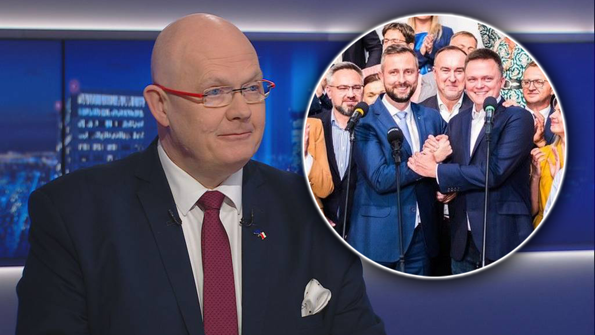 Mężczyzna w okularach i garniturze siedzący w studiu telewizyjnym, obok kolaż zdjęć polityk&oacute;w ściskających sobie ręce.