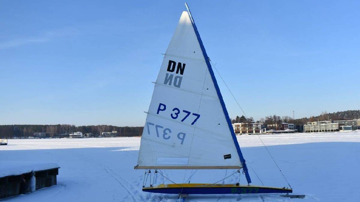 Bojer stojący na zamarzniętym jeziorze.