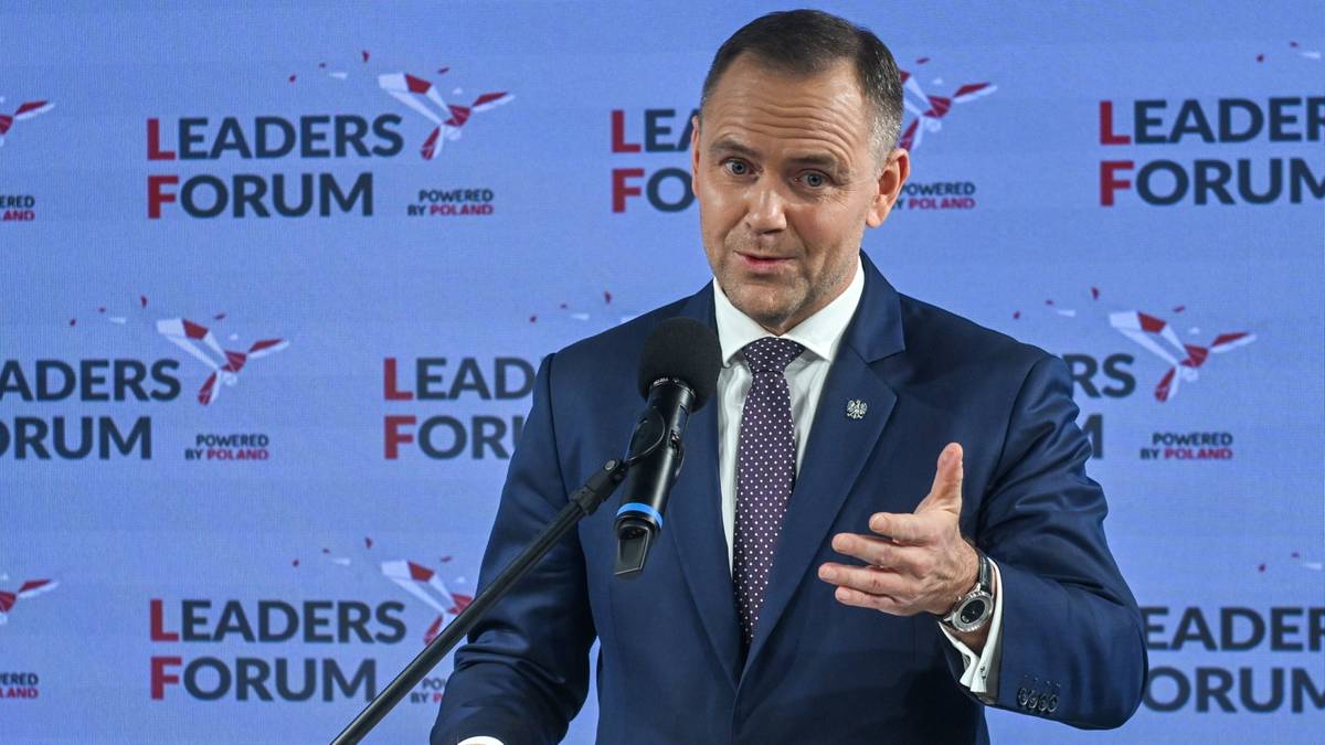 Prezydent RP Karol Nawrocki przemawia przy m&oacute;wnicy.