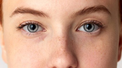 Nie patrzysz ludziom w oczy? Ta sztuczka zwiększy twoją wiarygodność