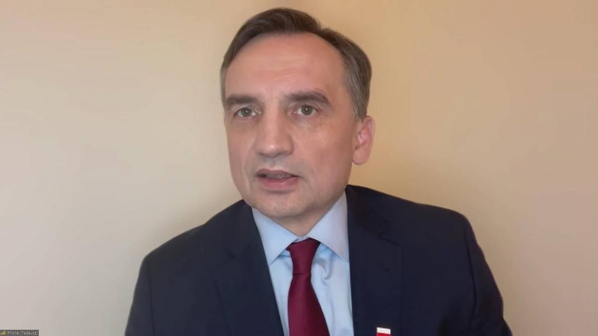 Portret Zbigniewa Ziobry w garniturze.