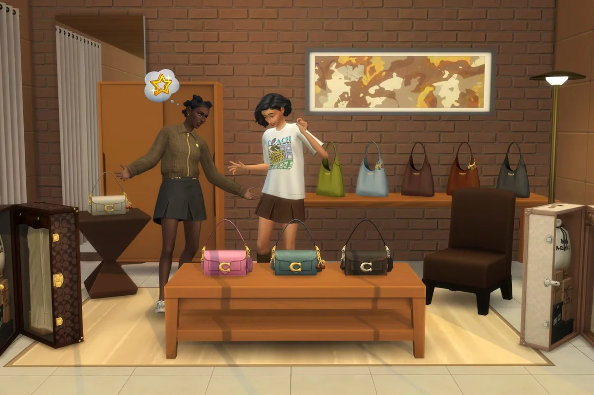 Coach x The Sims 4. Wnętrze nowoczesnego butiku w The Sims 4 z dwiema Simkami oglądającymi akcesoria Coach. Na pierwszym planie, na drewnianym stoliku, wyeksponowane są trzy torebki z metalowym logo "C" w kolorach różowym, morskim i brązowym. Jedna z postaci ma nad głową dymek z ikoną gwiazdki, co sugeruje zachwyt. W tle na półkach widoczne są większe torebki typu "tote" w różnych kolorach oraz stylowe kufry z monogramem. Ściana z cegły i nowoczesne oświetlenie nadają wnętrzu luksusowy charakter.