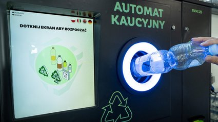 Gmina podnosi opłaty za śmieci. Tłumaczą się systemem kaucyjnym. "Płacimy podwójnie"