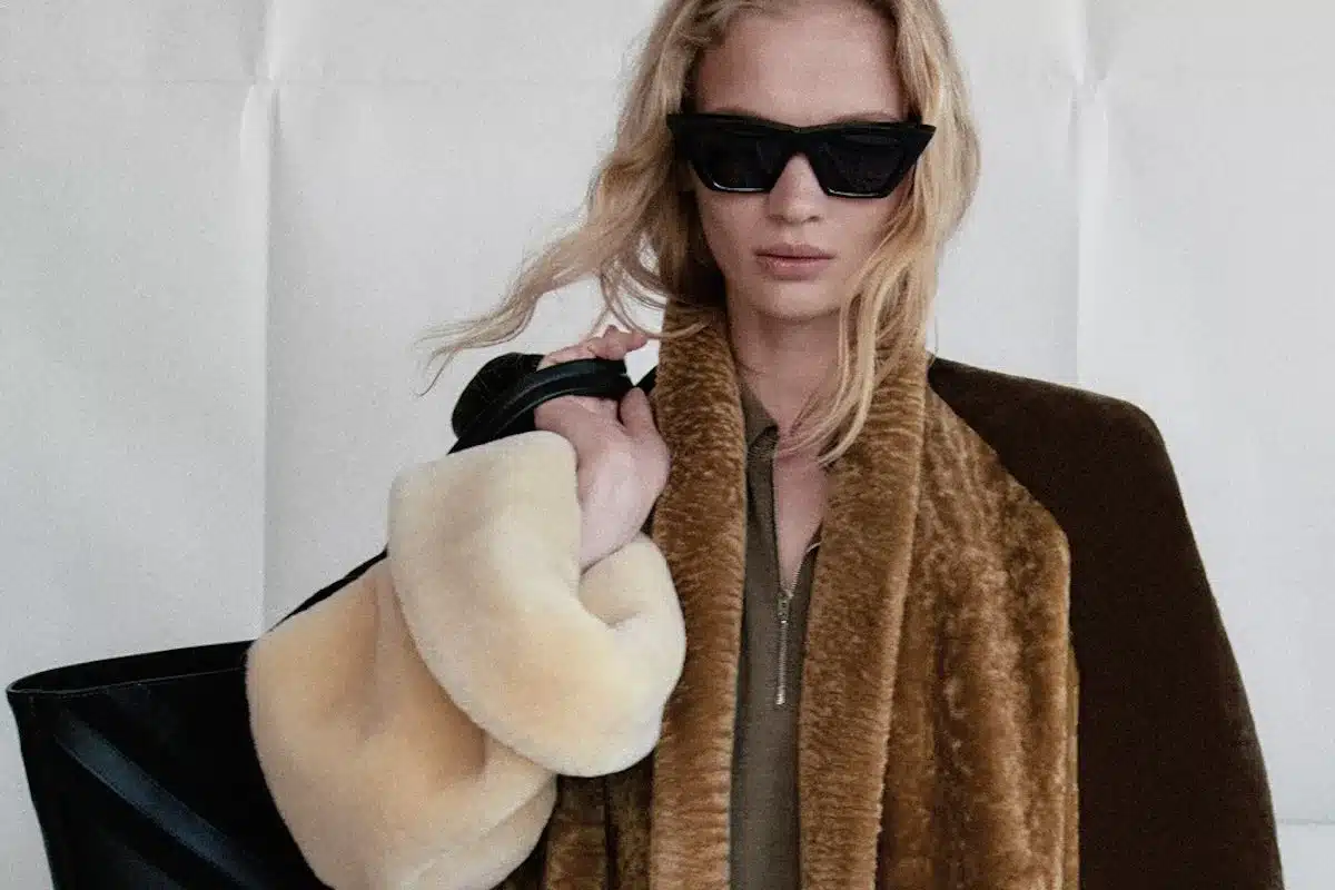 Phoebe Philo rozwija się szybciej niż przypuszczano. Na zdjęciu reklama brandu - linia C - jasnowłosa modelka w ciemnych okularach, niosąca na ramieniu torebkę.