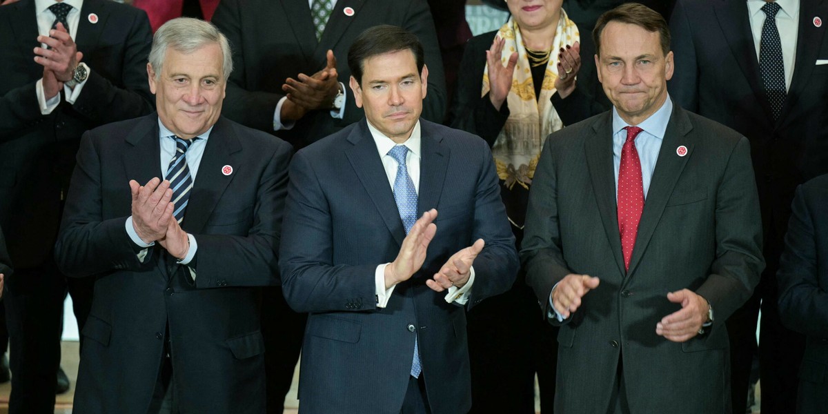 Sekretarz stanu USA Marco Rubio (w środku), minister spraw zagranicznych Polski Radosław Sikorski (po prawej) oraz minister spraw zagranicznych Włoch Antonio Tajani (po lewej) podczas szczytu w Waszyngtonie, gdzie zapadły decyzje w sprawie surowców krytycznych. 4 lutego 2026 r.