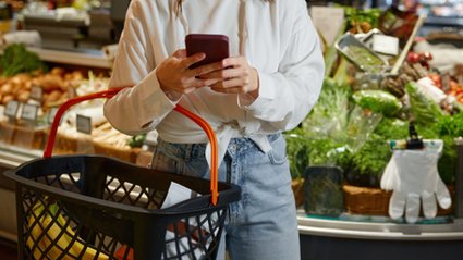 Polacy nadal odczuwają drożyznę w sklepach. Nowe dane o cenach