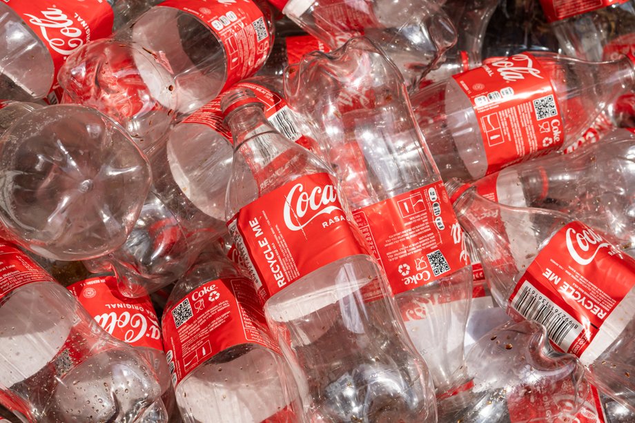 Coca-Cola musiała wycofać etykiety mówiące o stuprocentowym pochodzeniu butelek z recyklingu
