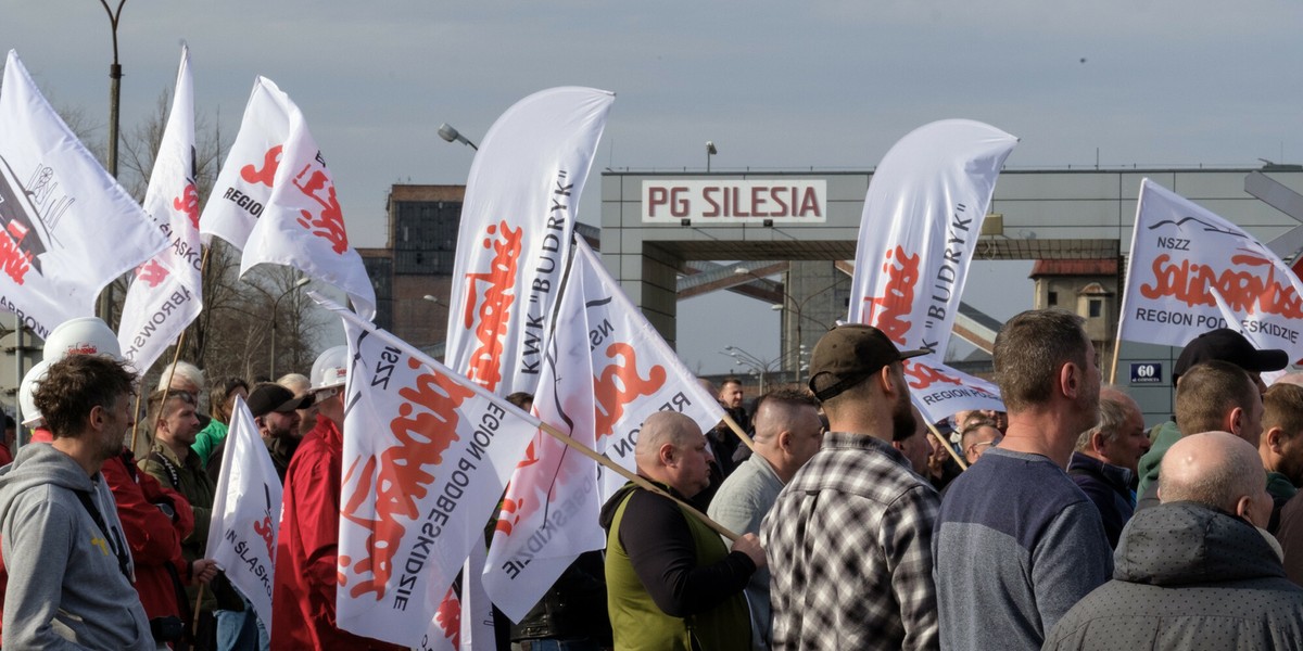 Pikieta górników przed siedzibą kopalni Silesia