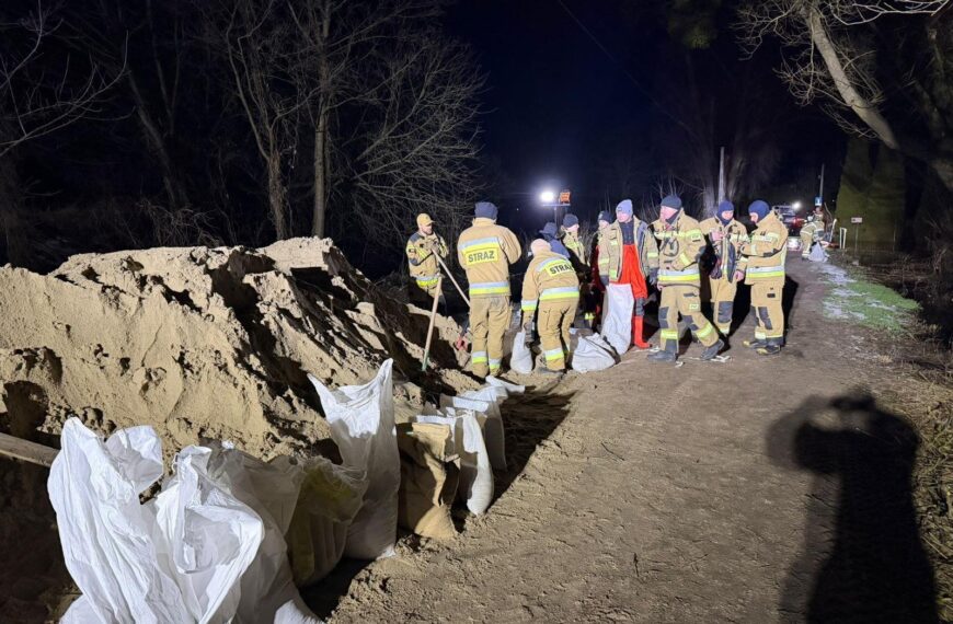 Działania w związku z powodzią na Wkrze. Wylanie rzeki podtopiło sąsiedztwo.