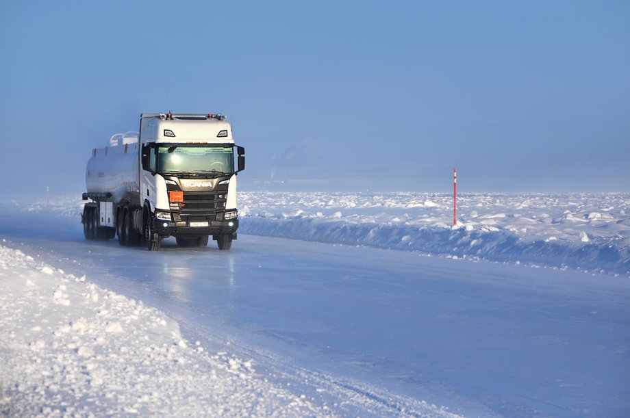 Jakuck, ciężarówka na zamarźniętej rzece.