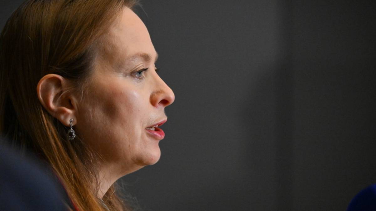 Kobieta w zbliżeniu, m&oacute;wi podczas wydarzenia.