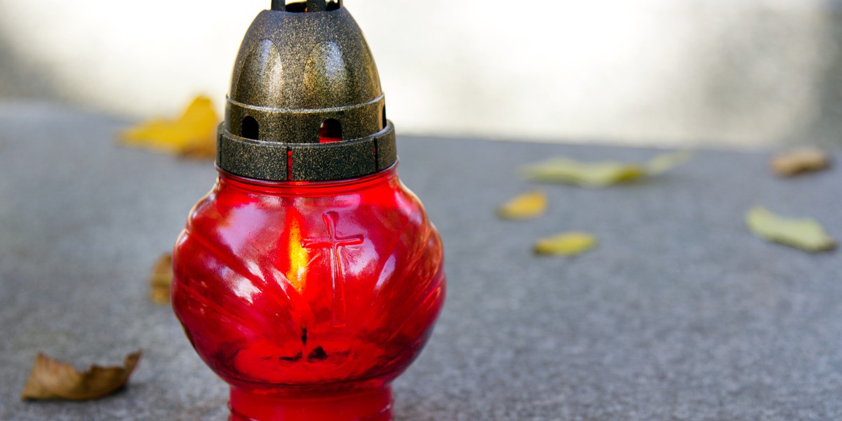 Znicz na grobie (fot. zdj. ilustracyjne)