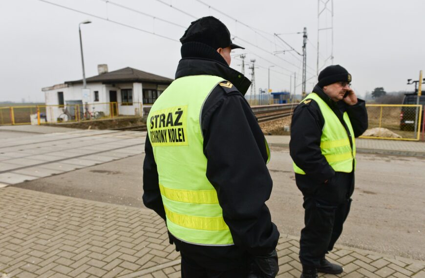 Zdarzenie na torach w Polsce. Mężczyzna wstrzymał skład towarowy. Posiadał rosyjskie papiery.