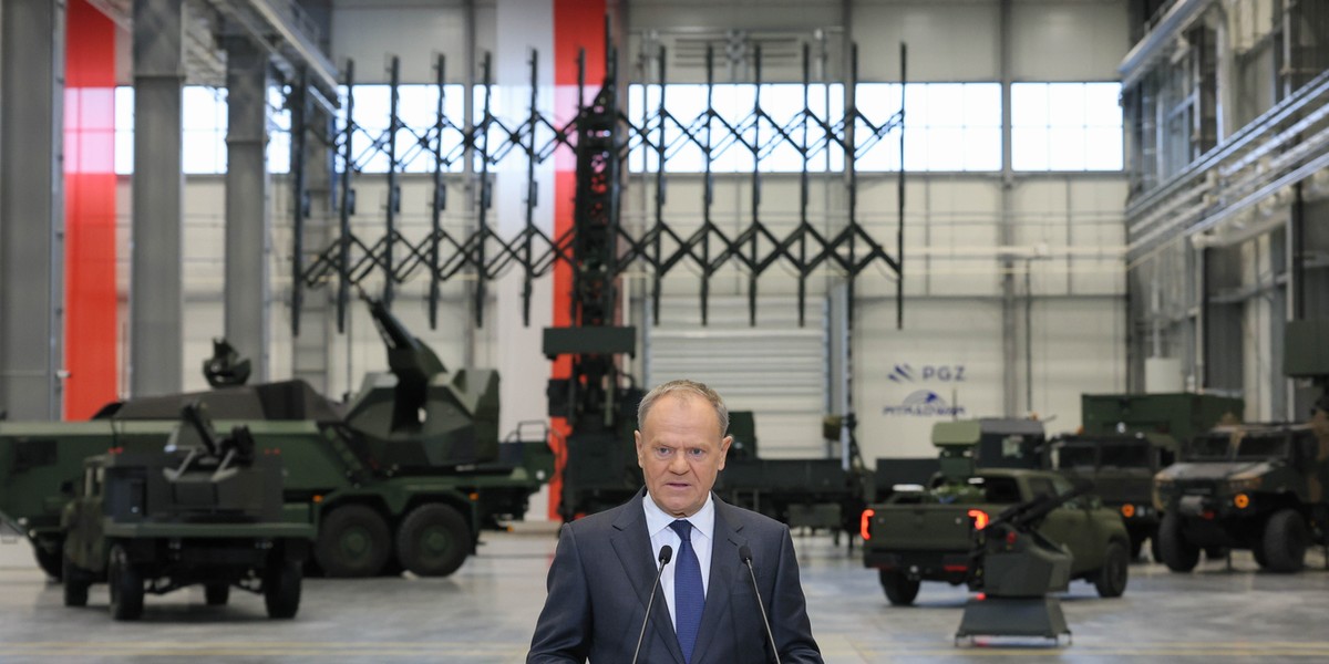 Premier Donald Tusk podczas uroczystości podpisania umów z konsorcjum firm w składzie: Polska Grupa Zbrojeniowa i Kongsberg Defence &amp; Aerospace na dostawę systemów przeciwlotniczych z możliwością zwalczania bezzałogowych statków powietrznych.