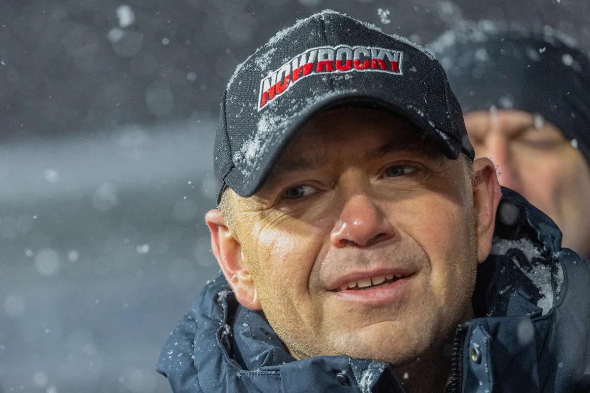 Marka Nowrocky policja, znak towarowy. Prezydent Karol Nawrocki w czapce z logo marki Nowrocky podczas wizyty na wydarzeniu sportowym.