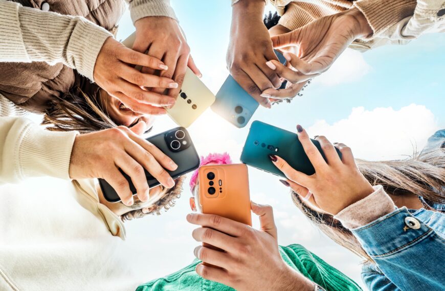 Polska wzorem Australii? Badanie: Polacy za zakazem social mediów dla młodzieży.