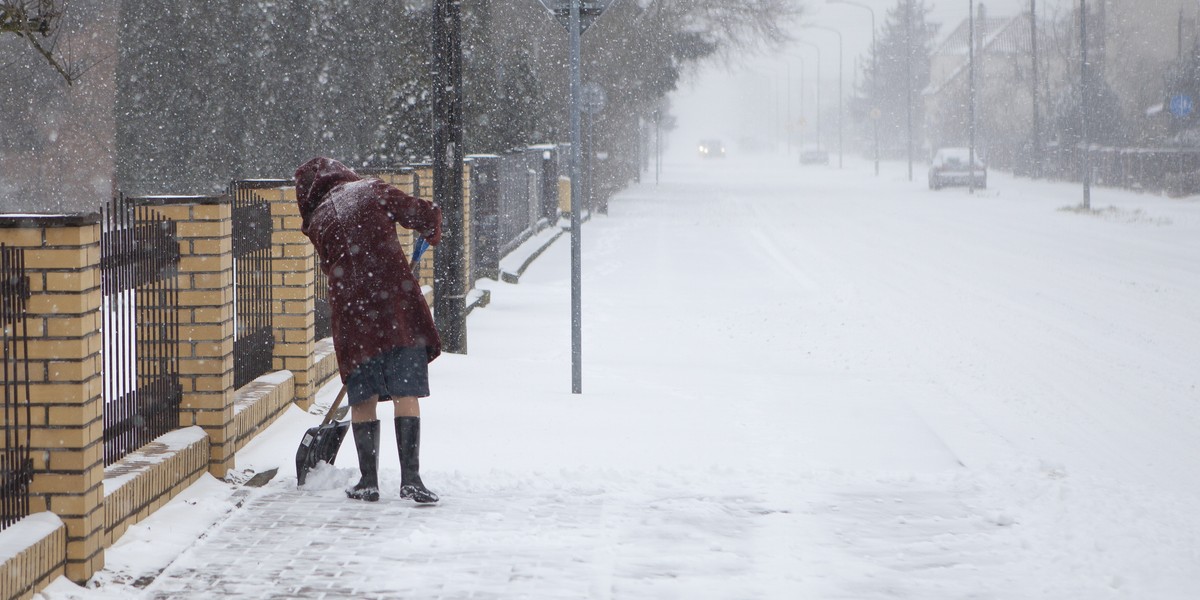 Właściciele nieruchomości mają obowiązek usuwania błota, śniegu, lodu oraz innych zanieczyszczeń z chodników położonych wzdłuż ich działek.