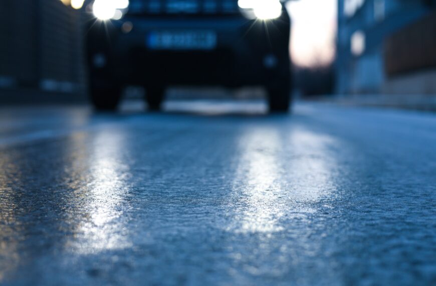 Oblodzenie w Polsce. IMGW alarmuje o trudnej sytuacji na szlakach.