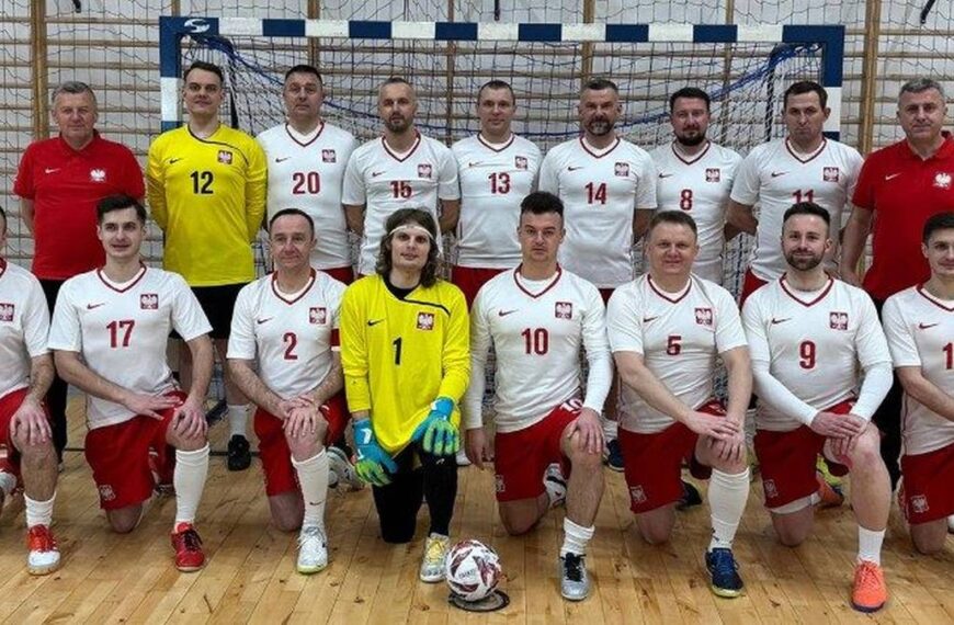 Duchowni zamienili szaty na szorty. Polscy kapłani typowani do triumfu w Euro.