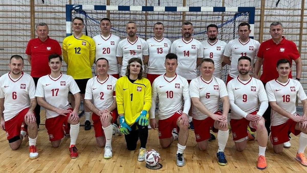 Drużyna polskich księży w strojach piłkarskich pozuje do zdjęcia.