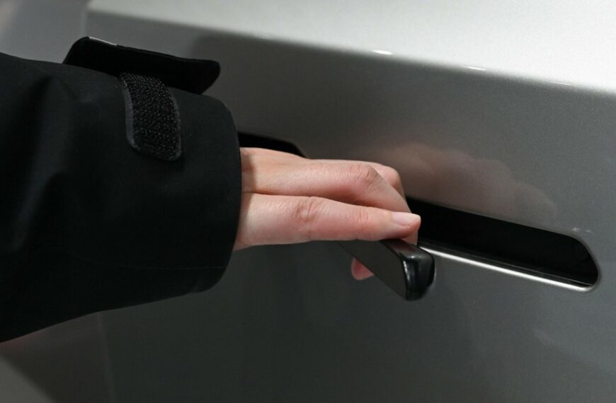 Chiny blokują niewidoczne klamki samochodowe. Tesla pod obserwacją władz.