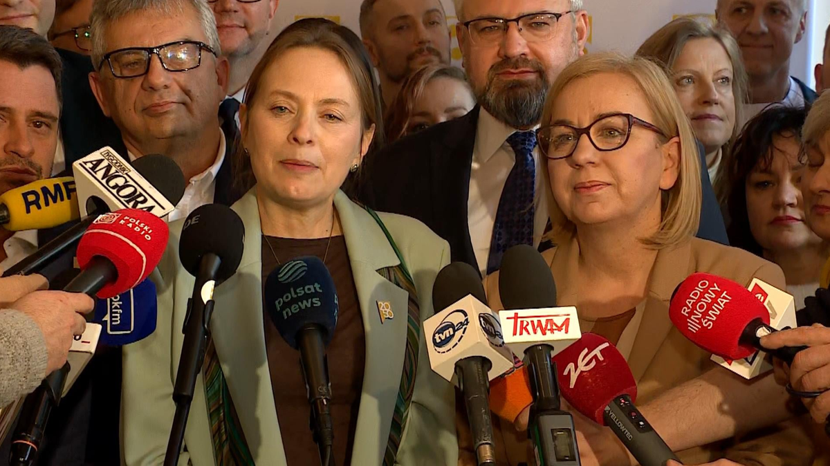 Dwie kobiety otoczone przez dziennikarzy z mikrofonami.