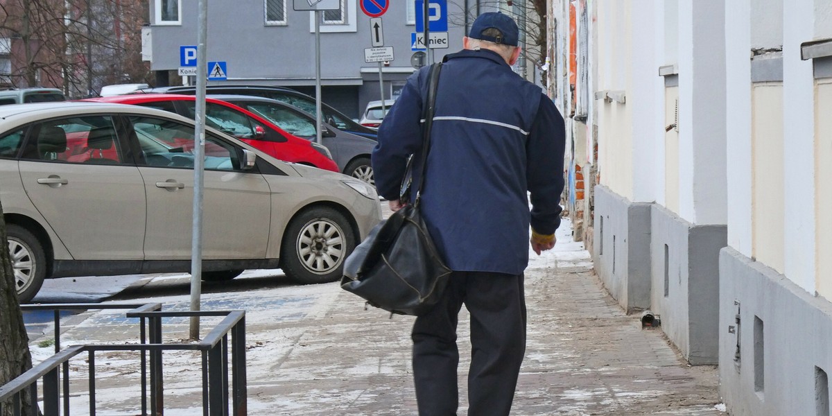 Listonosz podczas pracy (zdjęcie podglądowe)
