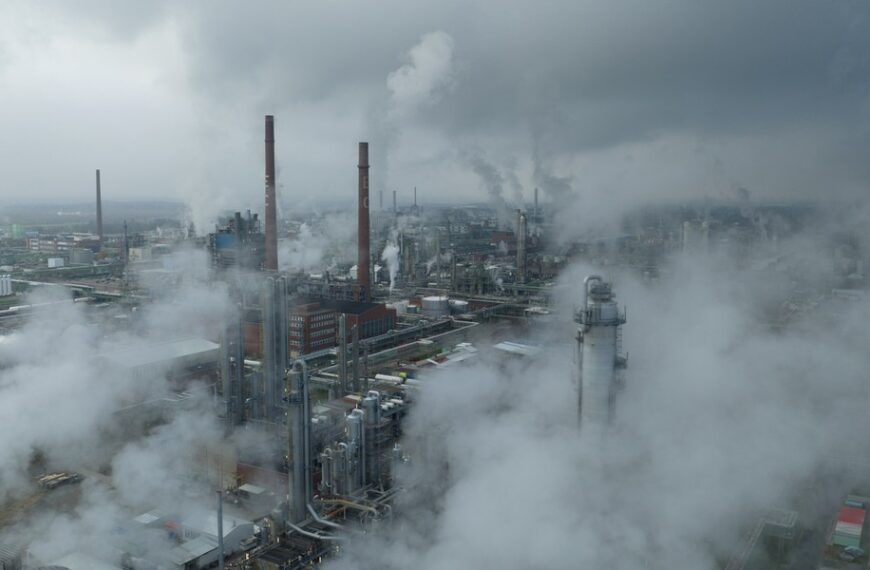 UE poluzowuje regulacje w systemie handlu emisjami. Firmy odczują ulgę.