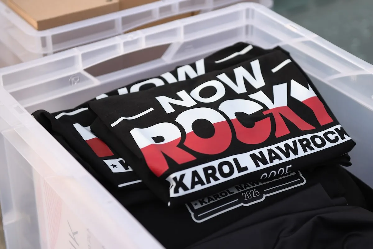 Nowrocky: Zamieszanie wokół firmy odzieżowej. Zdjęcia z głową państwa usunięte, komunikat opublikowany.