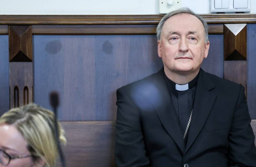 Biskup sądzony w precedensowym procesie.