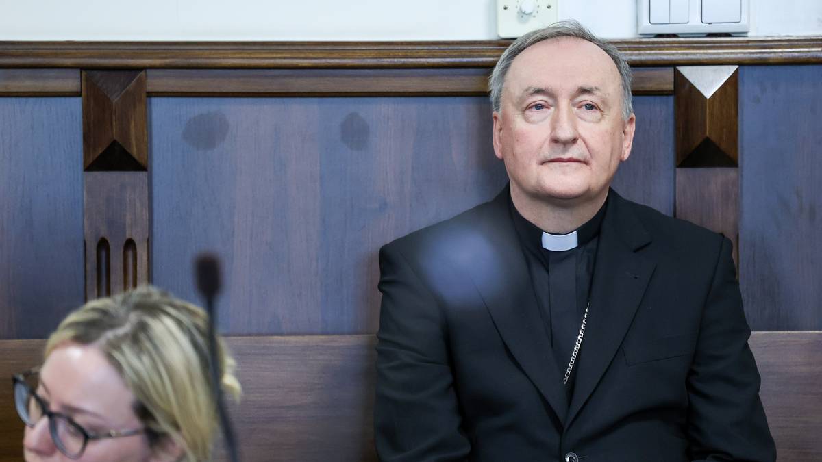 Biskup sądzony w precedensowym procesie.