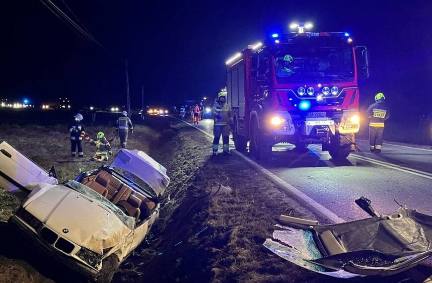 29-letni kierowca stracił panowanie. Młodzi poszkodowani w szpitalu.
