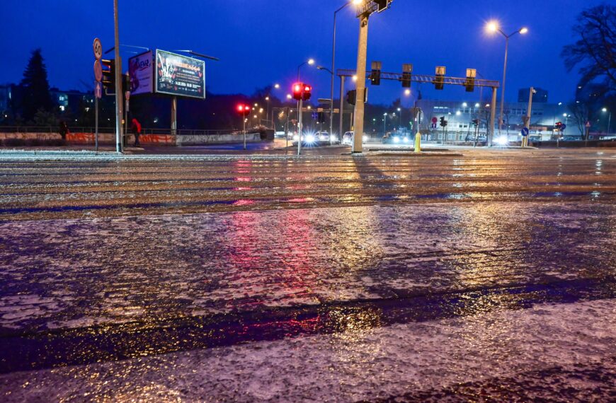 Mróz, ślizgawica, uziemione samoloty i skasowane kursy. Ostrzeżenia meteorologiczne i rządowe.