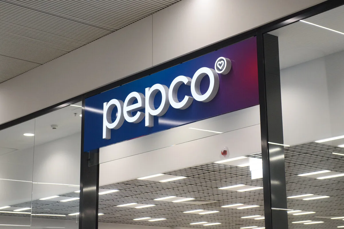 Logo Pepco nad wejściem do sklepu stacjonarnego.