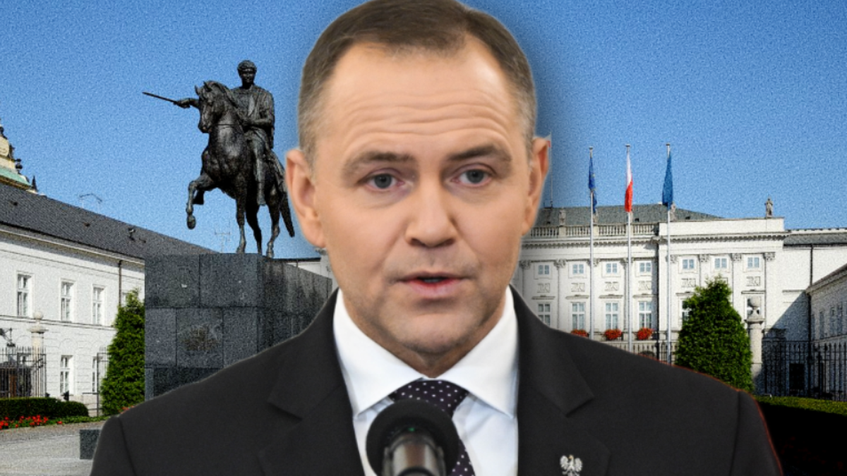 Karol Nawrocki przemawia z Pałacem Prezydenckim i pomnikiem konnym w tle.