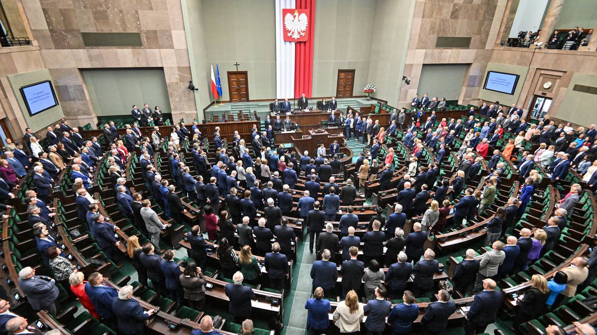 Widok z g&oacute;ry na salę plenarną Sejmu, gdzie siedzą posłowie.