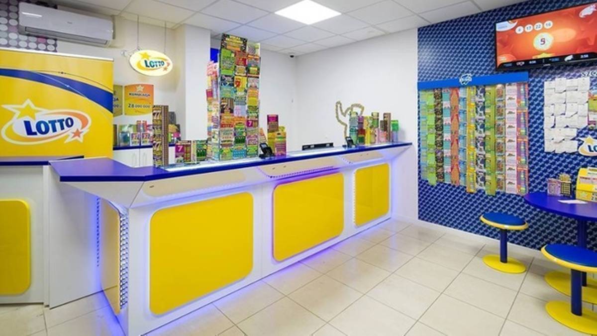 Lada w punkcie Lotto z ekspozycją produkt&oacute;w i planszami informacyjnymi