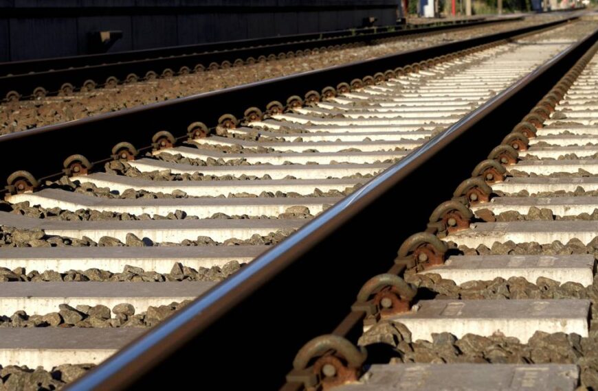 Pociąg wypadł z torów w okolicach Opola. Problemy w ruchu pasażerskim.