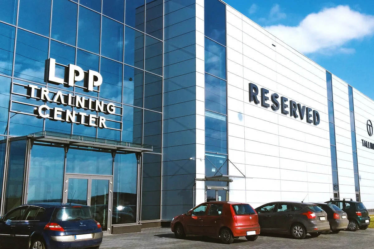 Ile jest wart prezes LPP? Wycena prezesów polskiej giełdy. Siedziba LPP w Pruszczu Gdańskim – budynek Training Center z logo Reserved, należący do grupy odzieżowej LPP