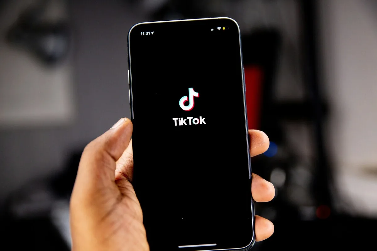 Rocznie do tryliona dolarów? TikTok Shop konkuruje z potentatami e-commerce.