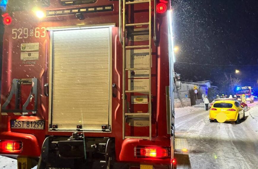 Nocna akcja ratunkowa przy wypadku przerwana kradzieżą.